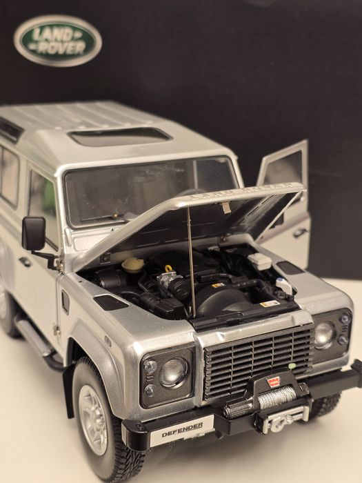 KYOSHO Land Rover Defender 90 Skala 1:18