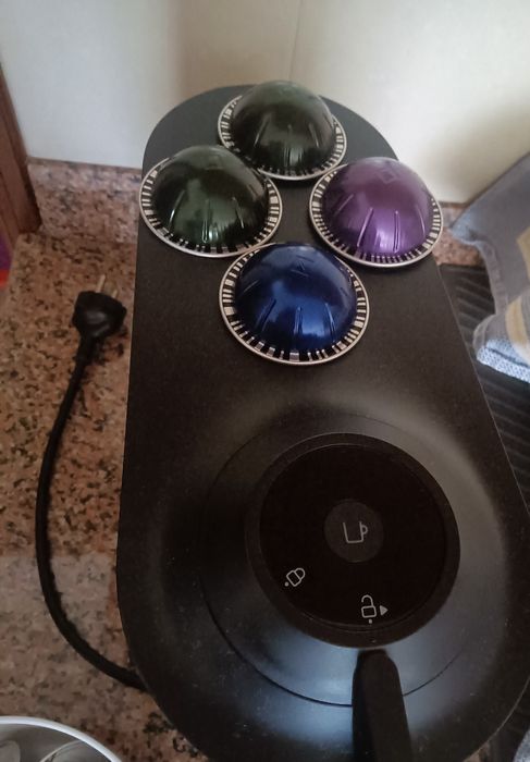 Maquina de café Nespresso preta