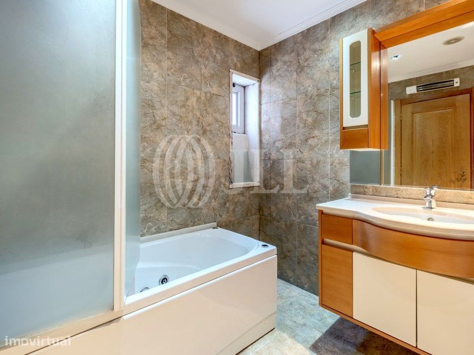 Apartamento T4, com terraço e estacionamento, em Lisboa
