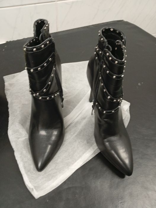 Botas pretas meio cano novas