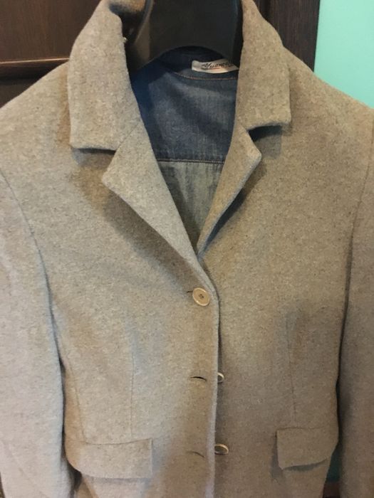 Szary plaszcz dyplomatka