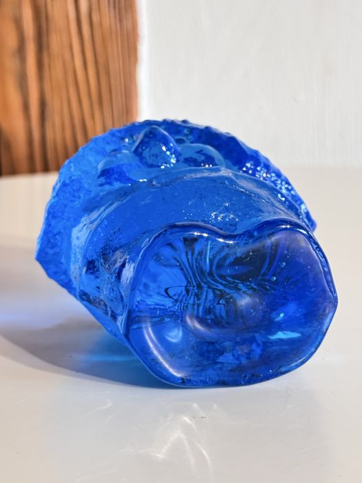 Niebieska szklana figurka troll Bergdala Szwecja vintage