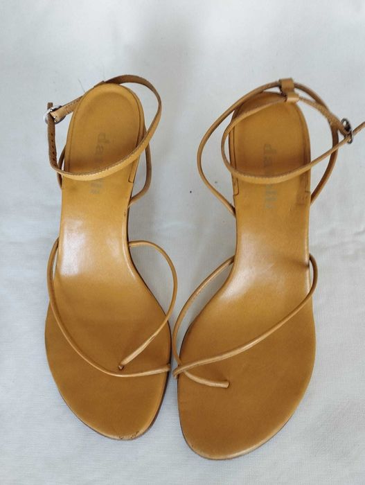 sapatos de salto dateli