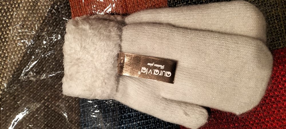 Ciepłe rękawiczki białe z nitką srebrną,