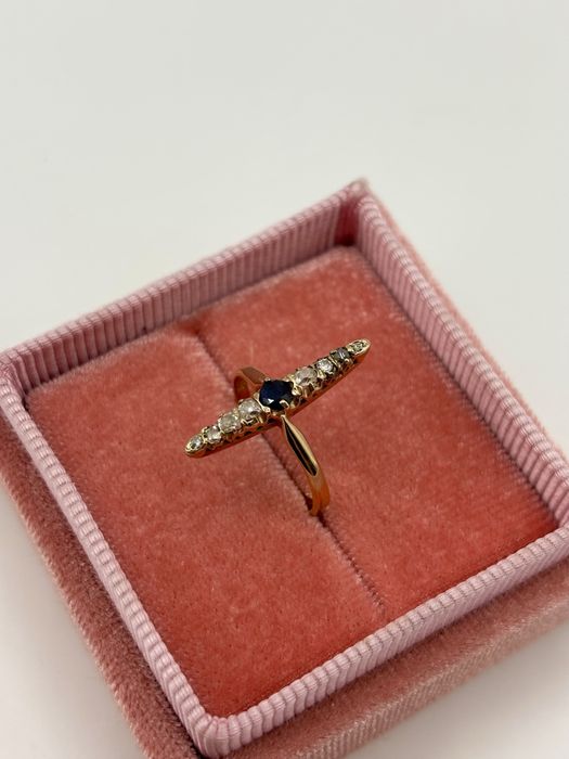 Złoty pierścionek z szafirem i diamentami