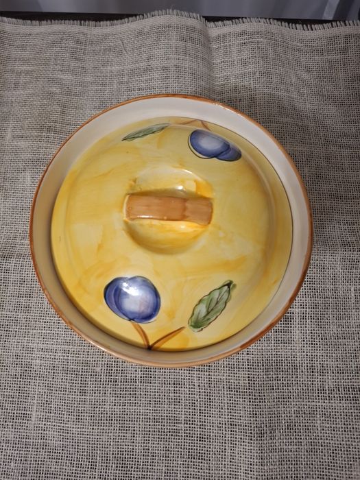 Ceramiczne naczynie z pokrywą