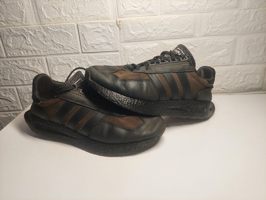 Чорні кросівки adidas