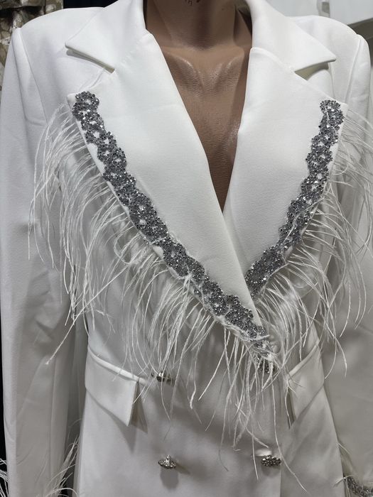 Белый нарядный костюм с брюками! На корпоратив!Новый! Перья