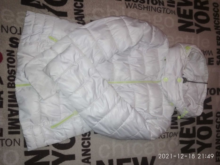 Неоново белая куртка на девочку,подростка