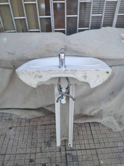Lavatorio de pé com torneira misturadora