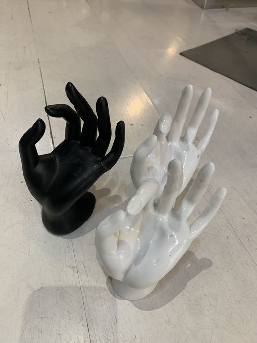 Expositor mãos de ceramica para bijuteria