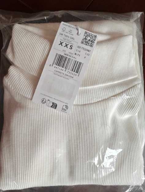 Camisola branca com gola alta