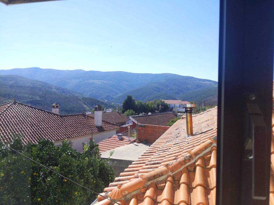 Moradia luminosa e espaçosa em Portela da Cedeira, Côja, com 2 cozinhas, duas casas de banho e vistas deslumbrantes