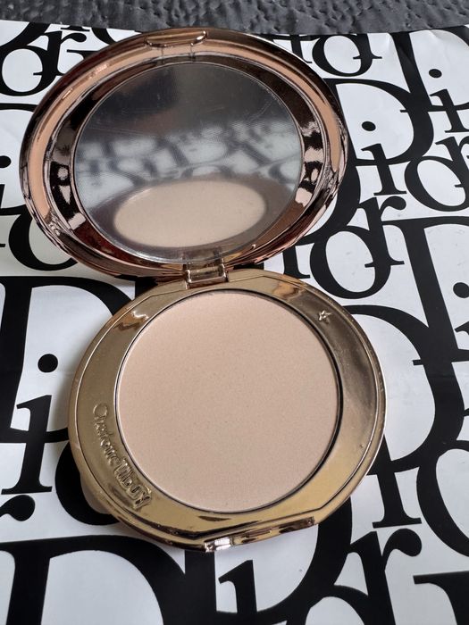 Pider w kamieniu Charlotte Tilbury 1 fair/pale