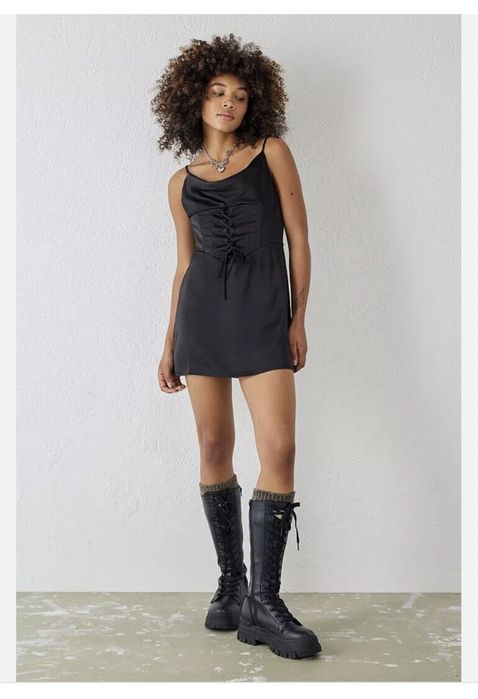 Неймовірна сукня, М