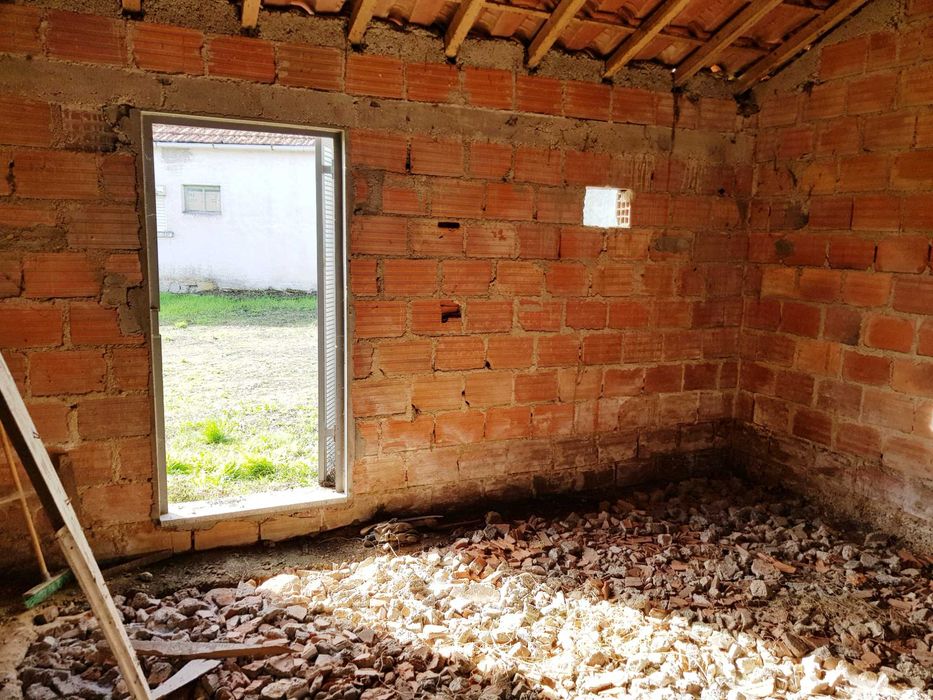 Moradia para restauro 140 m2 mais 60 m2 anexo em lote 1800m2