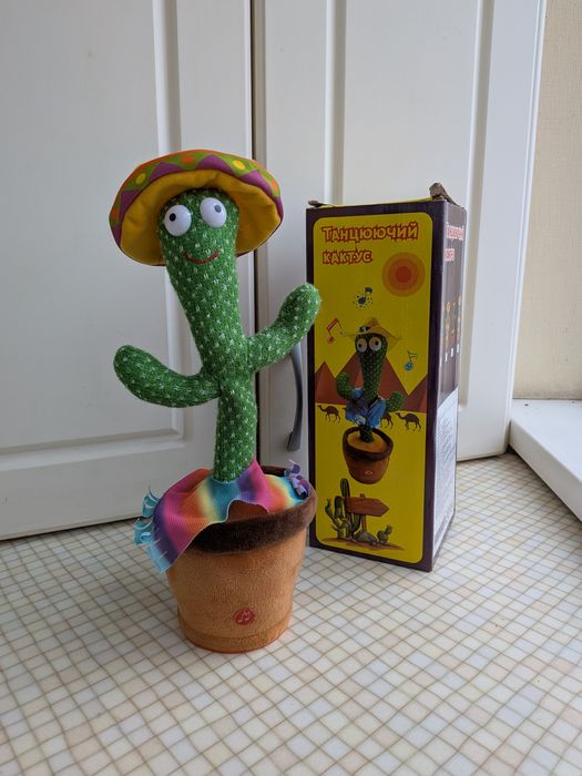 Музичний кактус, що співає і повторює у горщику
