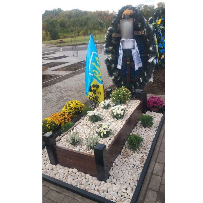 Надгробки під замовлення..А також квітів ..