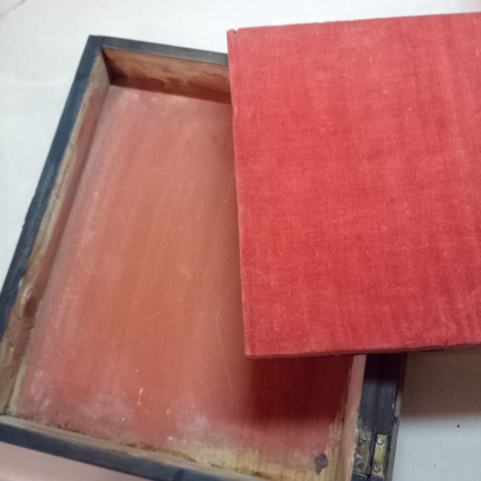 Продам икону в киоте.