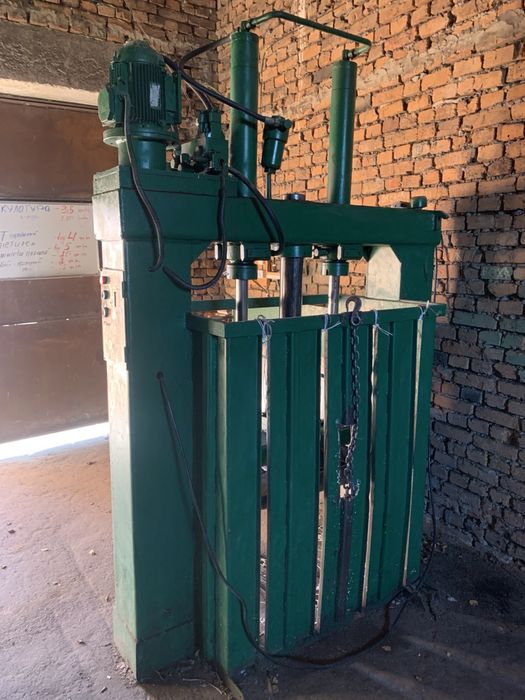 Прес пакетувальний вертикальний гідравлічний