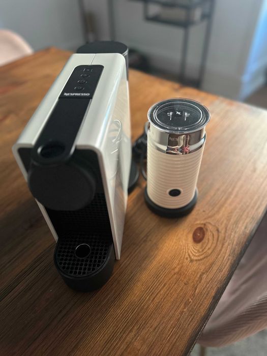Máquina de Café Essenza Branco + Batedor de Leite Nespresso Aeroccino