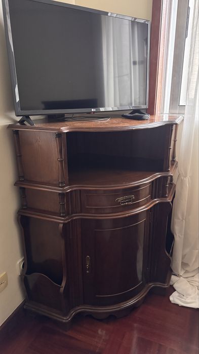 Movel de canto em madeira de cerejeira