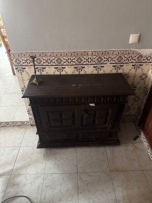 Conjunto de Móveis em Madeira Maciça – Mesa + Cadeiras + 2 Mobílias