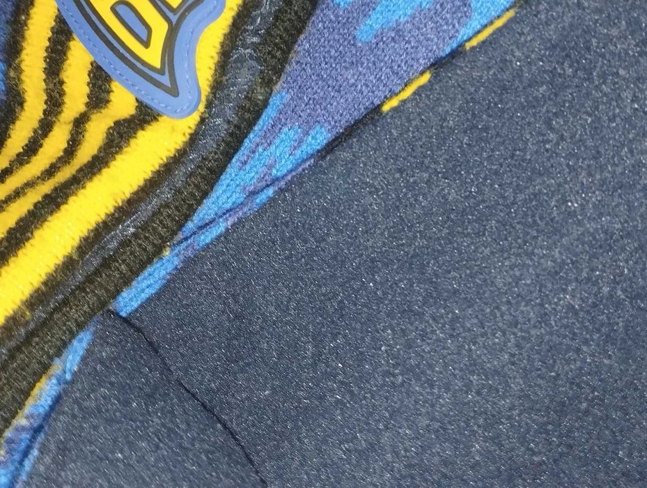 Зимовий дітячий  комплект із шапкою з помпоном та шарфом у стилі Бетмена на 4-8 років стан гарний,ідеальний.