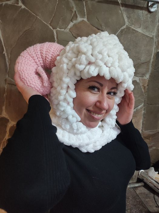 Шапка  в'язана вручну , барашек плюшева