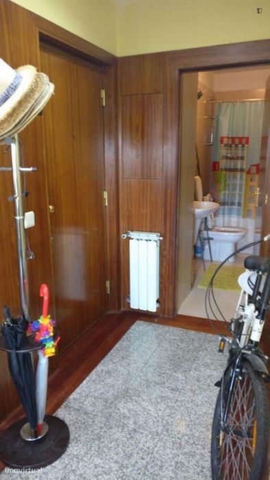 Quarto - localizado em Santa Marinha Porto