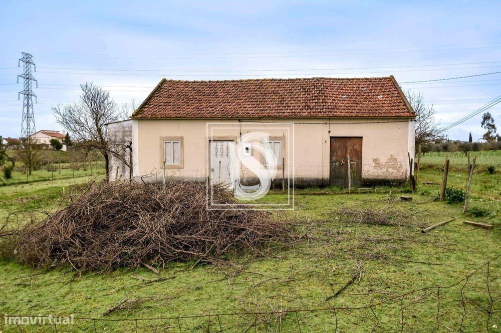 Moradia para Restaurar T4 em UDF de Casais e Alviobeira