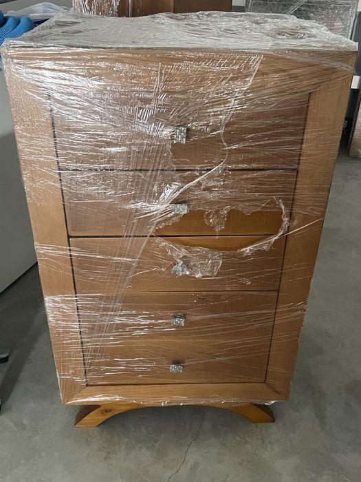 Comoda e mesa de cabeceira