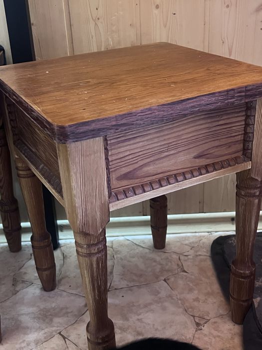 Деревʼяні табуретки ручної роботи