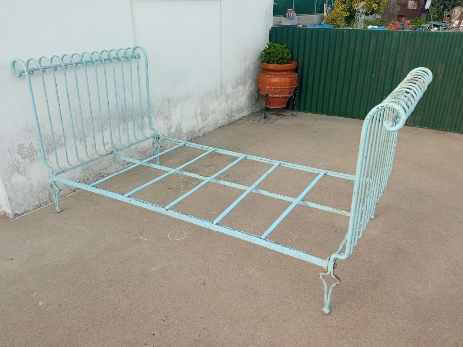 Camas antigas com estrado e colchão em muito bom estado