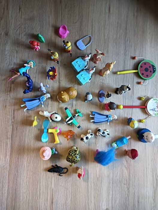 Vários brinquedos miniatura