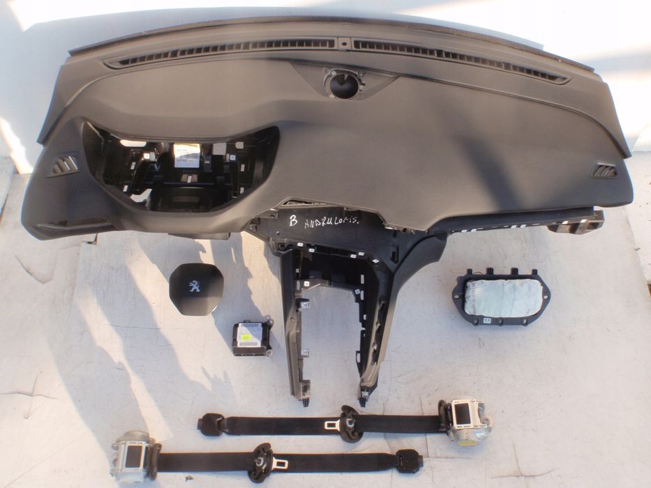 peugeot 5008 deska kokpit konsola poduszki