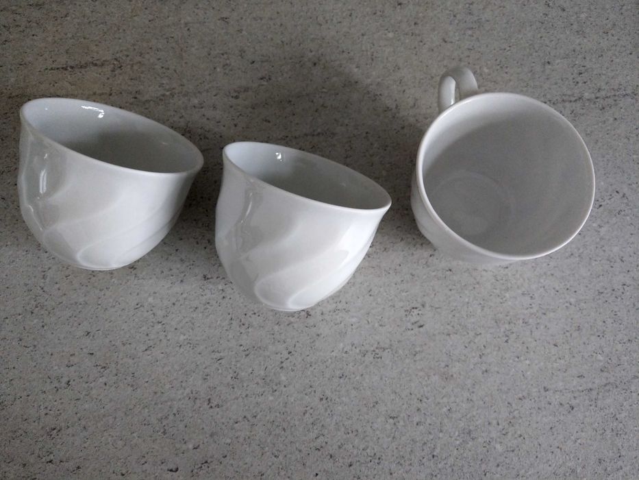 trzy filiżanki białego koloru