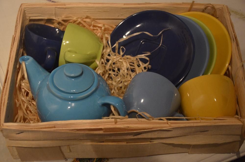 Zestaw do herbaty- czajniczek + 4 filiżanki z podstawkami.