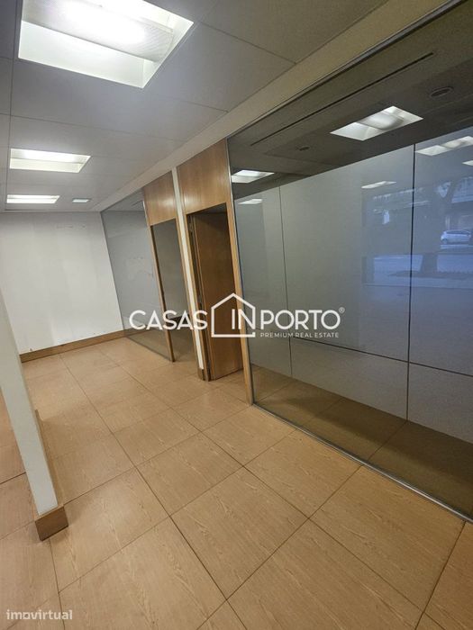 Loja junto ao Metro da Trindade