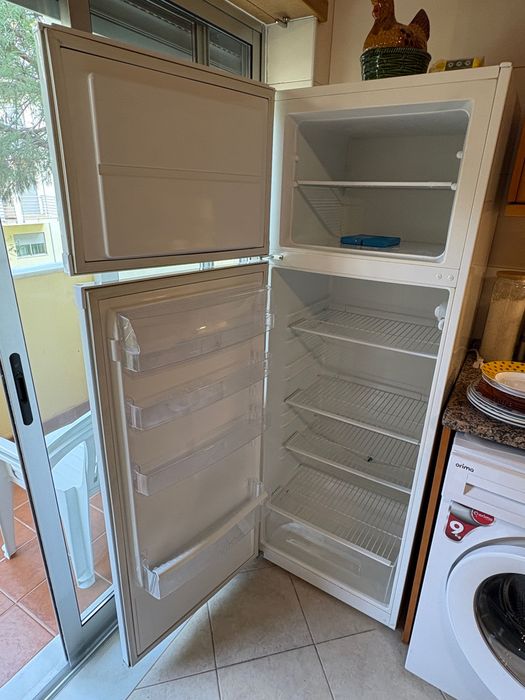 Frigorífico Zanussi com congelador – Bom estado