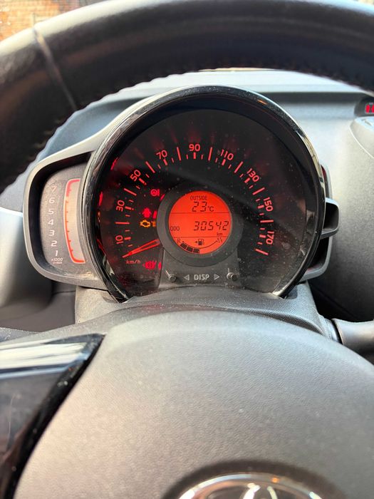 samochód toyota aygo