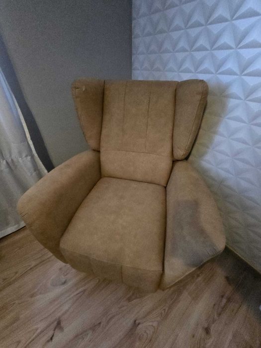 Fotel z black red white, rozkładany. Idealny do odpoczynku lub by przemyśleć sens życia