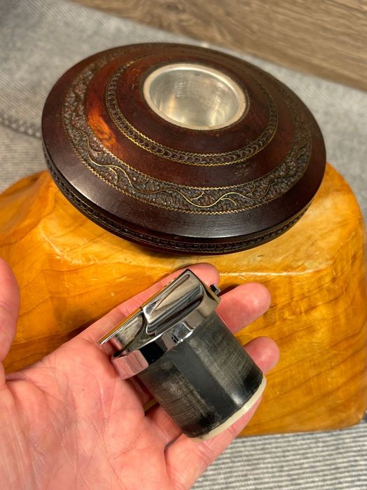 Zabytkowa zapalniczka Ronson z podstą mahoniową i rzeźbionym wzorem,