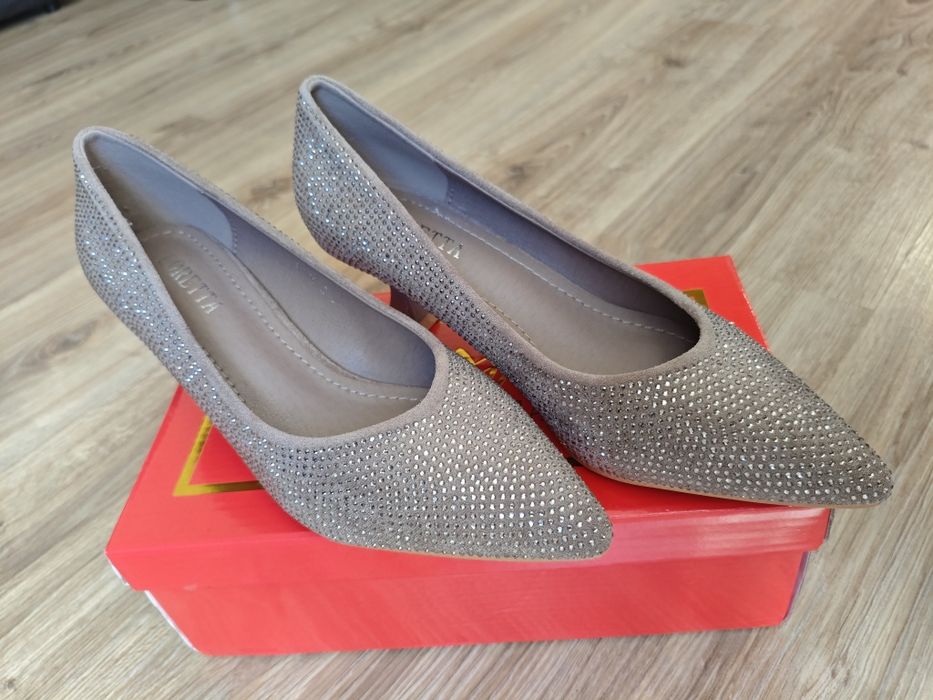 Туфлі з камінцями