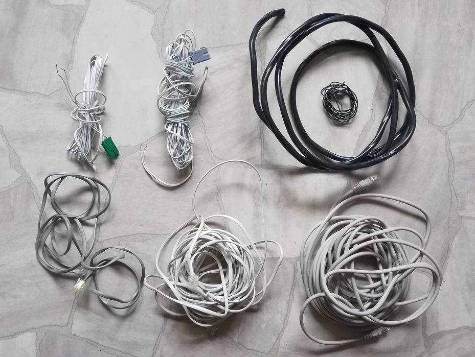 Кабелі, адаптери для телефонів, шнури USB і інше.