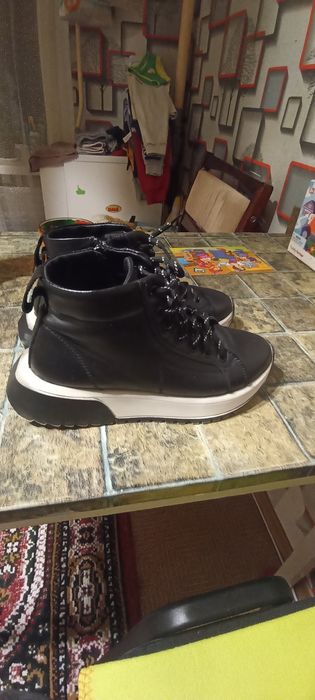 Продам зимние ботинки кожаные