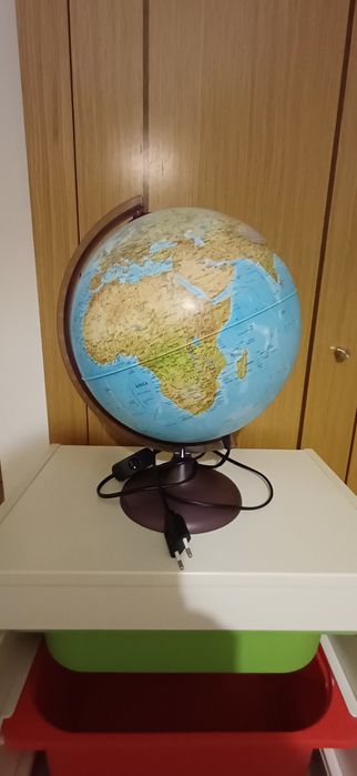 Globo terrestre com lâmpada interior