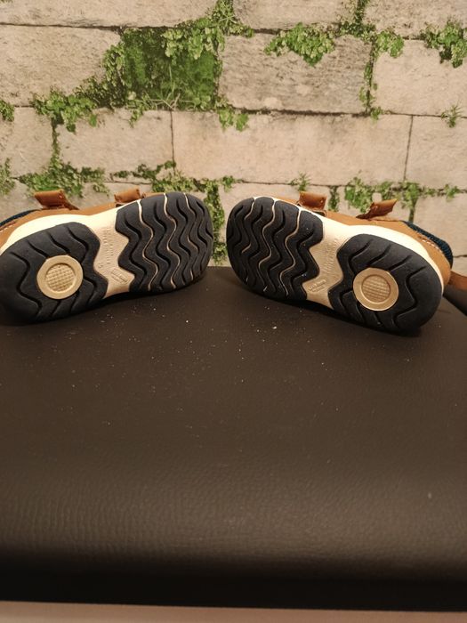 Sandały w rozmiarze 25