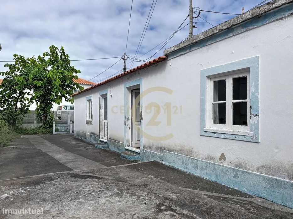 Casa  em São Mateus da Calheta, Angra do Heroísmo para reconstrução.