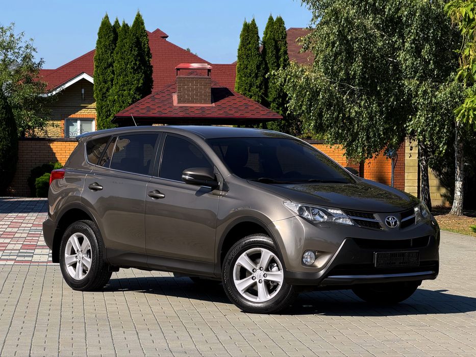 Продам семейный автобиль Toyota Rav4